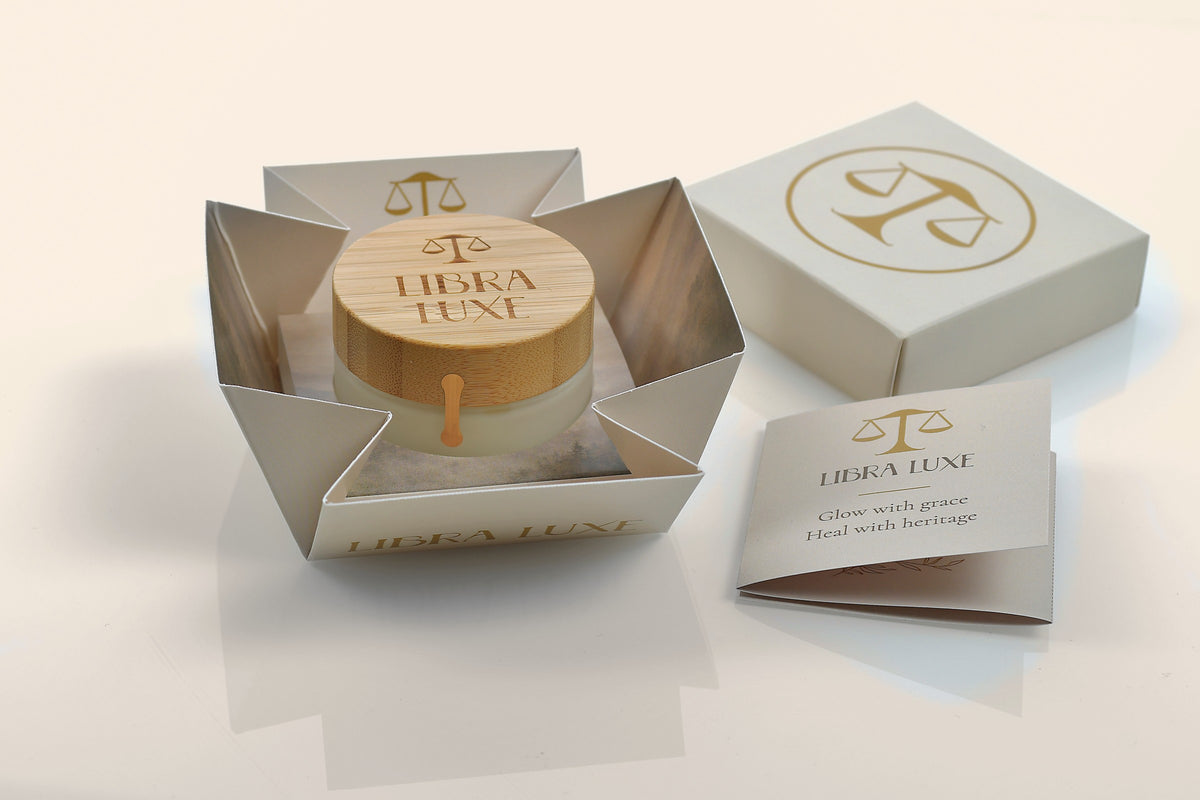 En Libra Luxe-krukke i den utbrettede esken, med den lukkede esken og kortet ved siden av